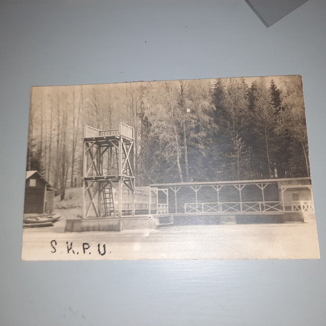 PK uimahyppytorni ja katsomo, teksti S.K.P.U. * ei TV