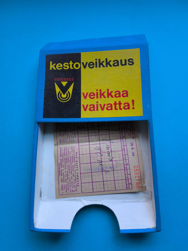 Vanha veikkauskuponki laatikko-ja täytetty kuponki