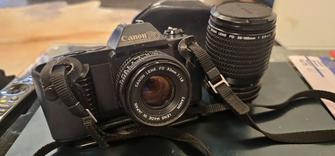 Canon T50 + 2kpl FD objektiivia + salama
