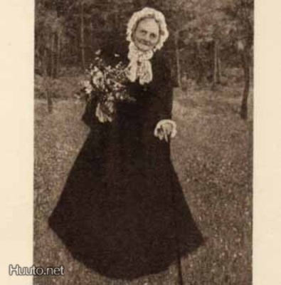 ISOVANHEMMUUS / Hilkkahattuinen mummi nurmikolla. 1900-l.