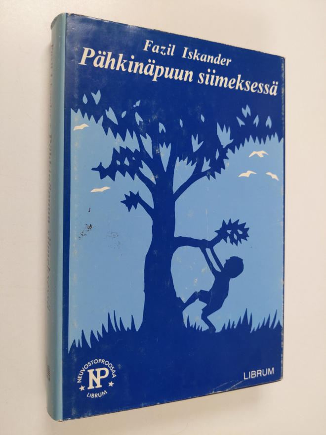 Fazil Iskander : Pähkinäpuun siimeksessä : novelleja
