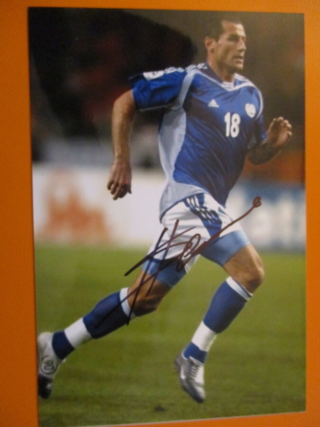 JALKAPALLOILIA SHEFKI KUQI KUVA AIDOLLA NIMIKIRJOITUKSELLA
