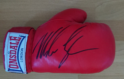 Mike Tyson - nimikirjoitus nyrkkeilyhanskassa