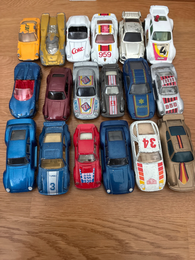Porsche pikkuautokokoelma 18 kpl 1/64 pienoismalli