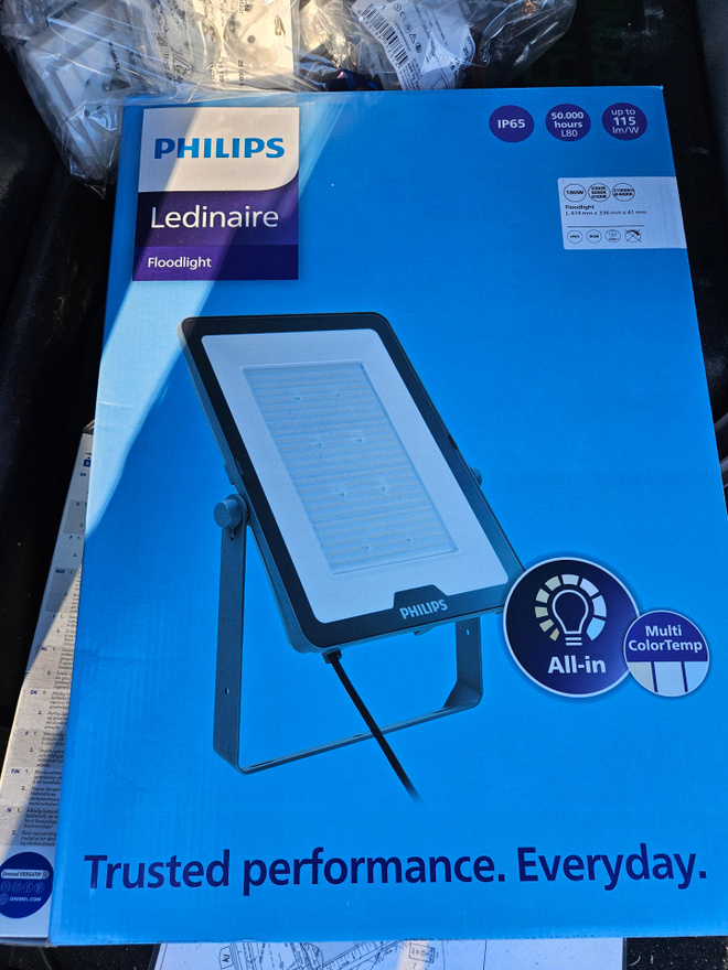 Myydään uusi Philips Valonheitin LEDINAIRE FLOODLIG 21000LM