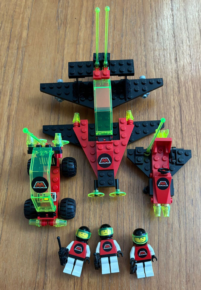 Lego 6833 Beacon Tracer, 6811 Pulsar Charger ja 6877 Vector
