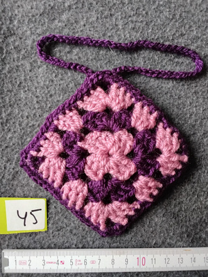 Alina´s Handmade virkattu avaimenperä airpodin suojakoteloon