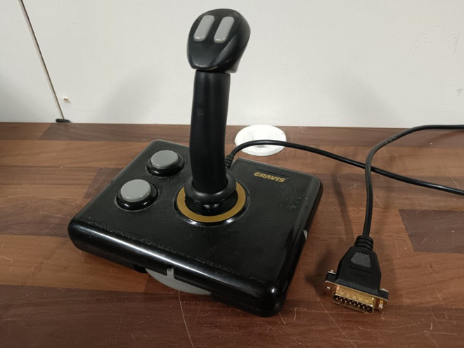 Gravis joystick, retro PC ilotikku