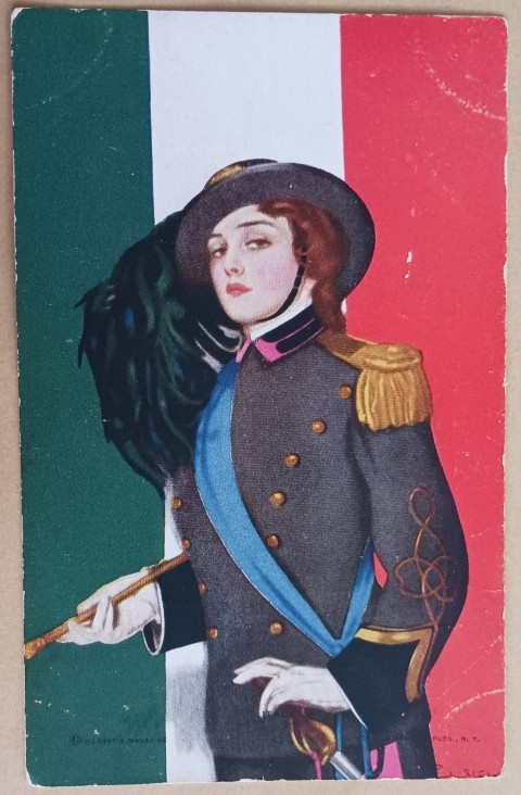 Leidi univormussa, taustana Italian lippu, vanha pk, ei p.