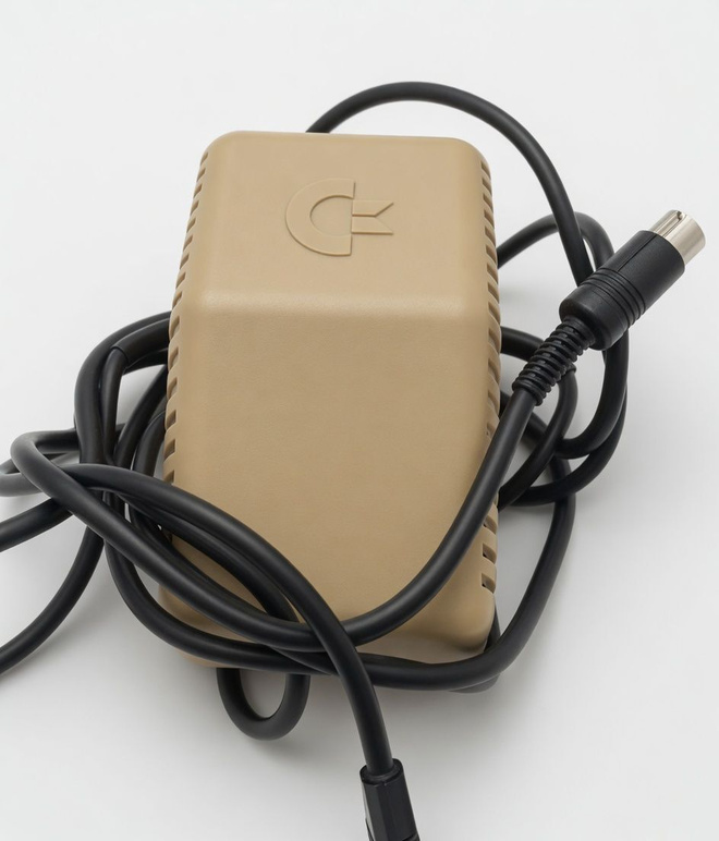 Commodore 64 alkuperäinen virtalähde  – testattu ja toimiva