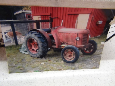 VANHA PUNAINEN TRAKTORI