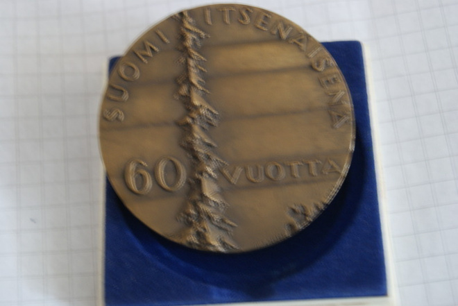 Suomi itsenäisenä 60 vuotta - juhlamitali 1977