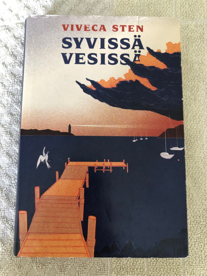 Viveca Sten: Syvissä vesissä. 2012. 1.p.