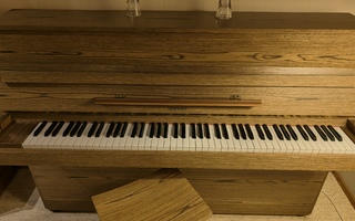 Hellas Piano, pähkinäpuu, vm. 1975