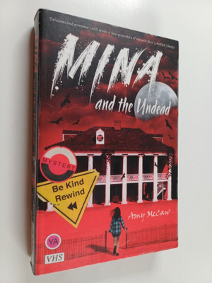 Amy McCaw : Mina and the undead