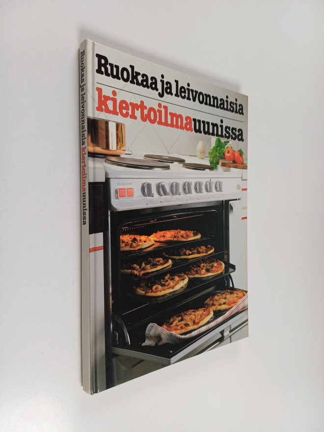 Ruokaa ja leivonnaisia kiertoilmauunissa