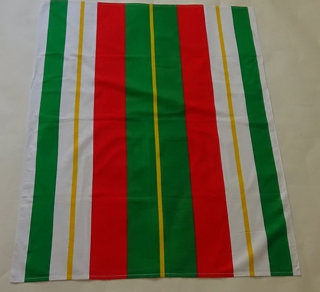 Pirteät pienet retroverhot -raitakuosi