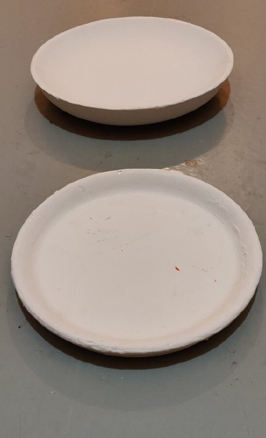 Puiset valkoiset lautaset