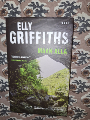 Elly Griffiths : Maan alla 1p