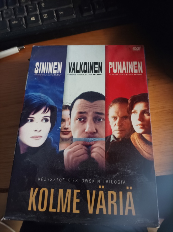 Kolme väriä sininen, valkoinen, punainen boxi