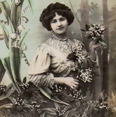 NAINEN / Kaunis tumma tyttö kielojen keskellä. 1900-l.