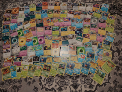 Sekalaisia pokemon kortteja Charizard yms