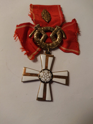 Vapaudenristi 2. luokka 1941 miekoin ja tammenlehvällä