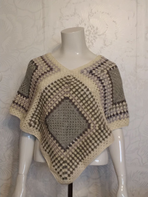 Alina´s Handmade käsin virkattu Poncho valkoinen - harmaa