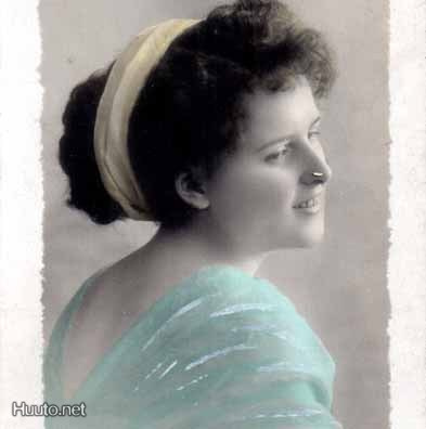 NAINEN / Tytöllä panta hiuksilla - tyllihuivi. 1900-l.
