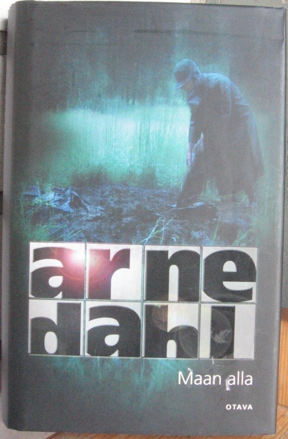 Arne Dahl: Maan alla, Otava 2007. 397 s.