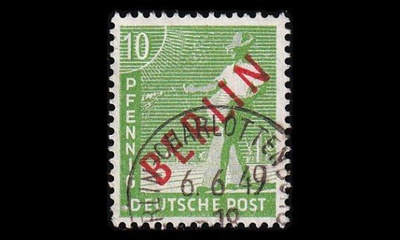 Berlin 24 o Punainen päällepainama 10 Pf (1949)