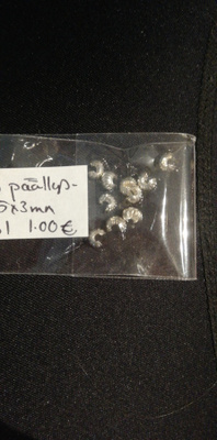 Hopeoituja päällyshelmiä koristeviivoilla koruaskarteluun