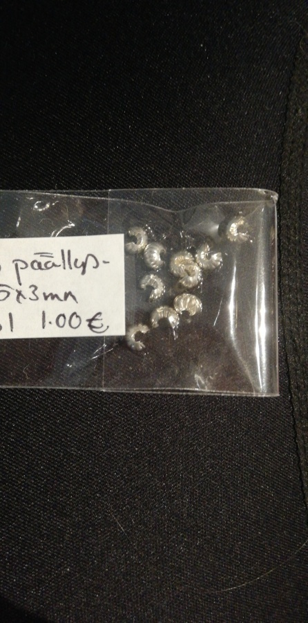 Hopeoituja päällyshelmiä koristeviivoilla koruaskarteluun