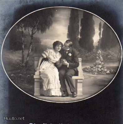 RAKKAUS / Ovaali: rakastunut nuori pari puistossa 2. 1900-l.