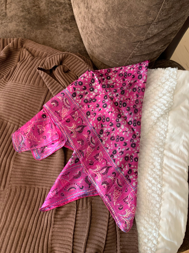 Pinkki kukka silkkihuivi
