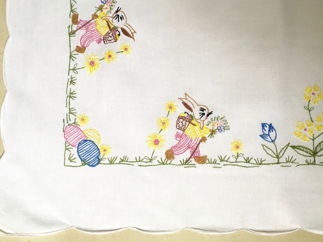 KIRJAILTU PÄÄSIÄISLIINA  Puuvilla 79cm x 82cm