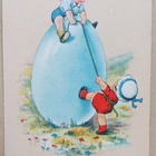 Lapset kiipeämässä jättipääsiäismunalle, p. 1935 - pikkukuva 1