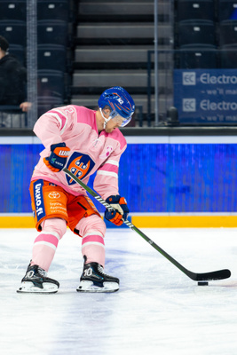 #62 Ju. Mattila (A) GW Roosa nauha-ottelun pelipaita