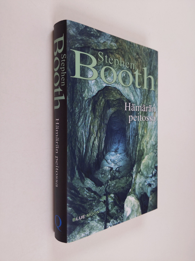 Stephen Booth : Hämärän peitossa