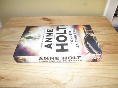 Anne Holt Tomussa ja tuhkassa (nidottu)