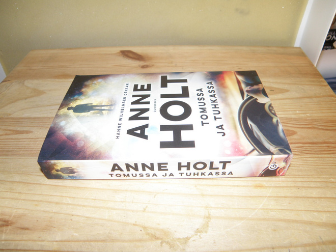 Anne Holt Tomussa ja tuhkassa (nidottu)