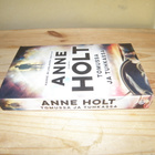 Anne Holt Tomussa ja tuhkassa (nidottu) - pikkukuva 1