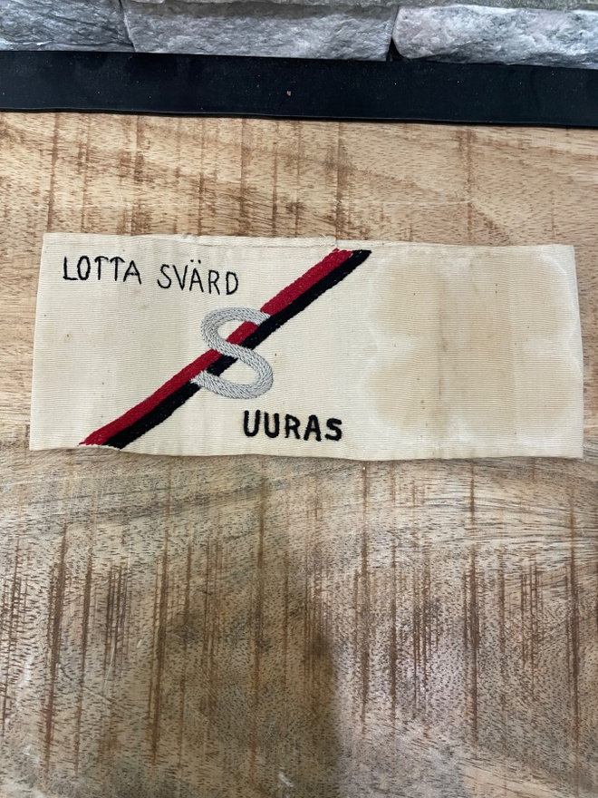 Lotta Svärd hihanauha UURAS