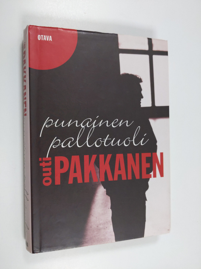 Outi Pakkanen : Punainen pallotuoli