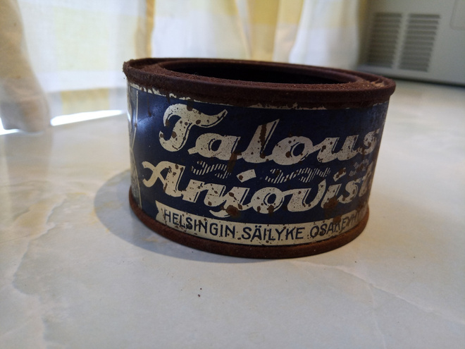 Talous Anjovista peltipurkki