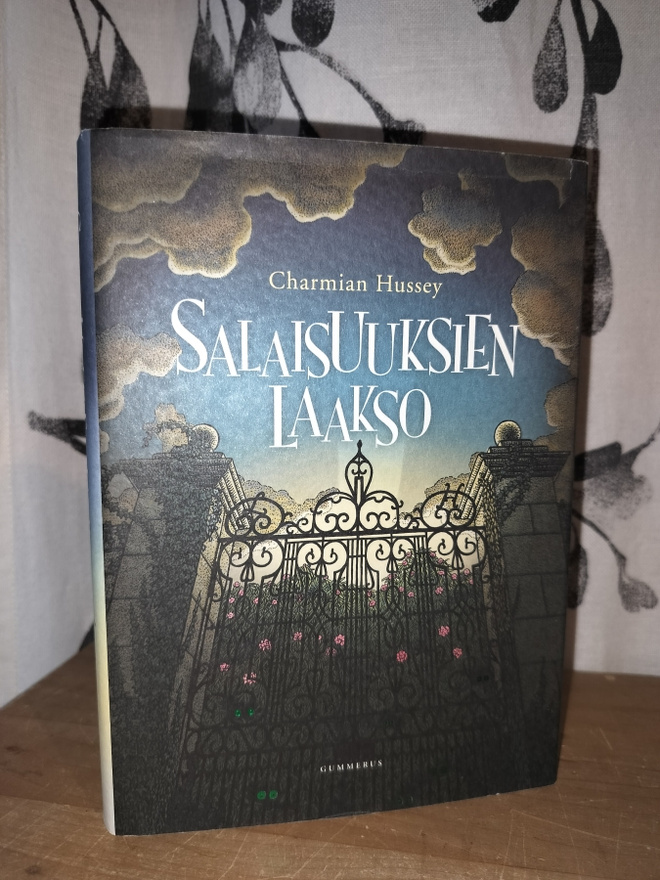 Salaisuuksien laakso - Charmian Hussey - 1.p.2005