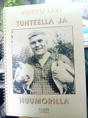 Veikko Lavi : Tunteella ja huumorilla ( SIS POSTIKULU )