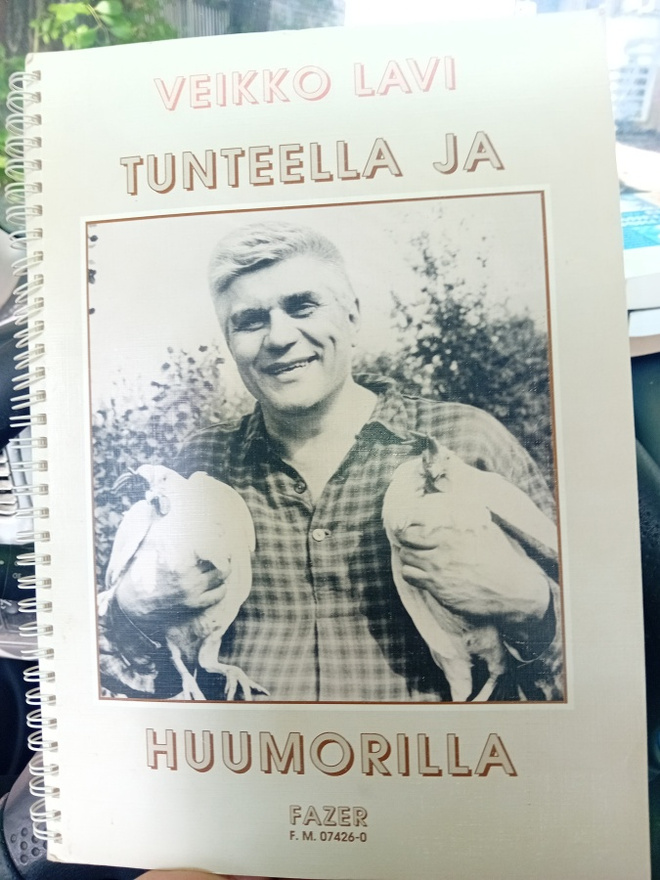 Veikko Lavi : Tunteella ja huumorilla ( SIS POSTIKULU )