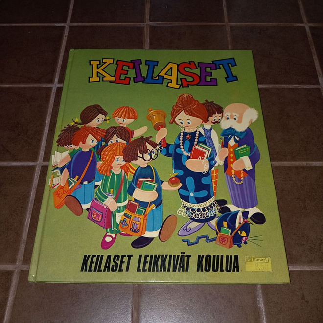 Keilaset leikkivät koulua