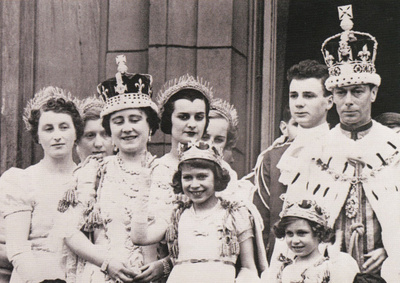 Kuningatar Elizabeth, vanhemmat ja sisko, v. 1937